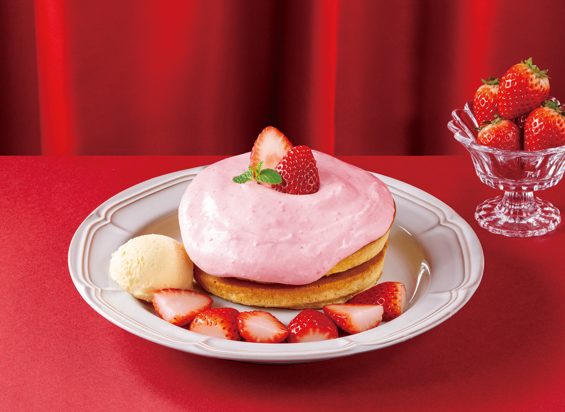 珈琲館　苺のホットケーキ