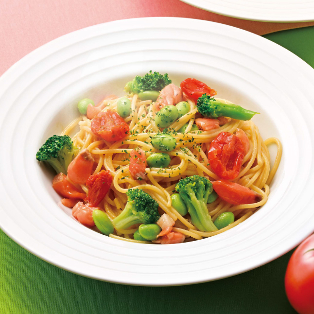 スモークサーモンの菜園風アンチョビオイルソース