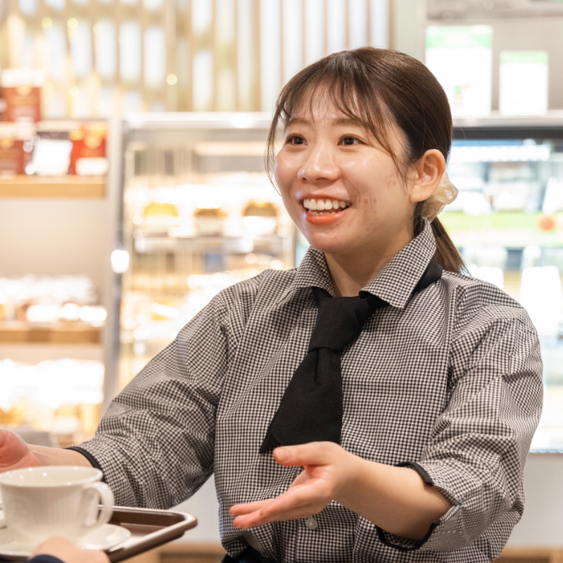 カフェ・ド・クリエの店員1